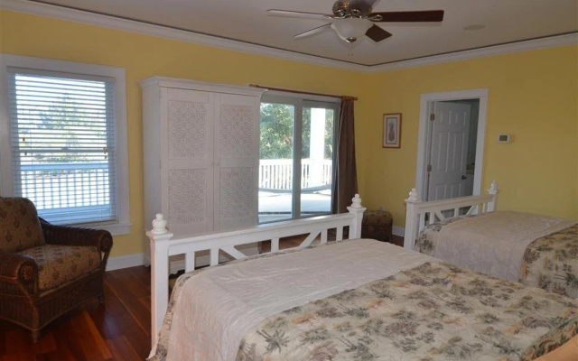 727 Twelve Oaks 4 Br Home by RedAwning
