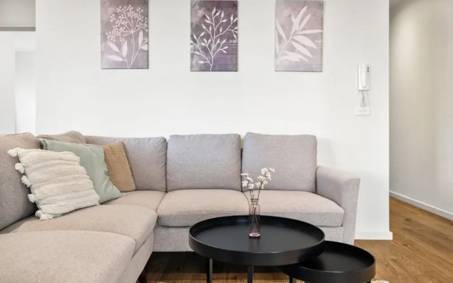 Bright 2-bed Flat With Balcony in Kensington