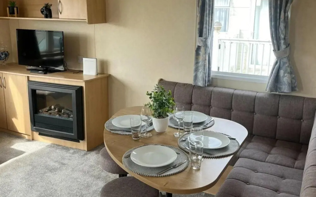 3 Bedroom Caravan - Sleeps 8 - Parking, Wifi, Pool