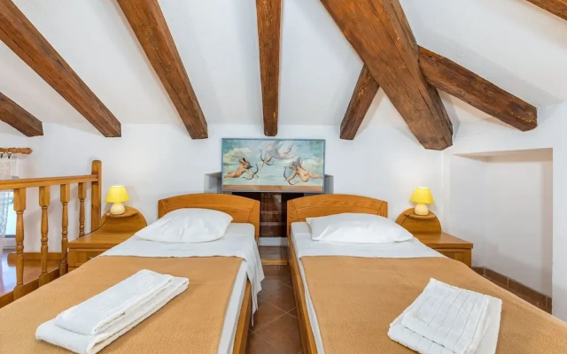 Apartment in Cres Near Old Town & Beach