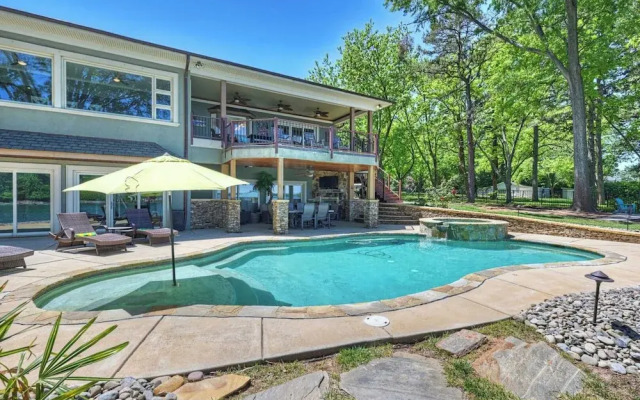 Water, Water Everywhere by Avantstay Pool + Dock