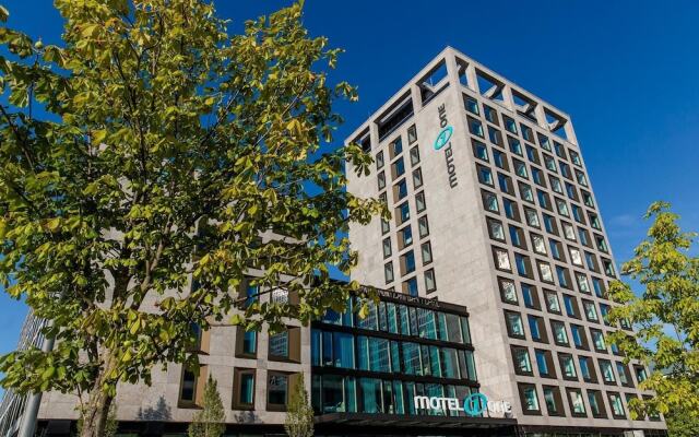 Отель Motel One München-parkstadt Schwabing Мюнхен вид на фасад
