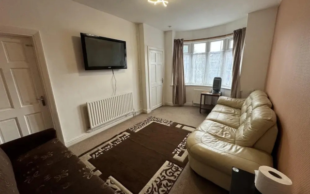 Charming Stoke House With 2 Nice Bedrooms