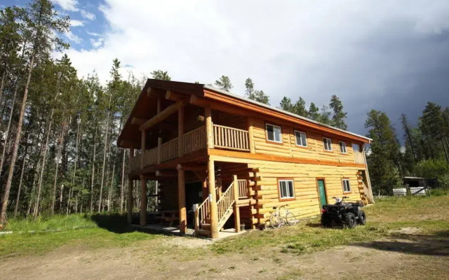 Отель Robson Valley Chalet вид на фасад