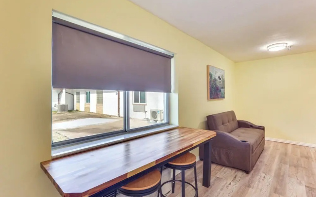 Quiet Oakland City Studio: Walk Downtown!