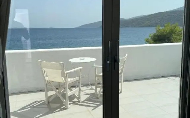 Villa Elia Waterfront Suites & Pool