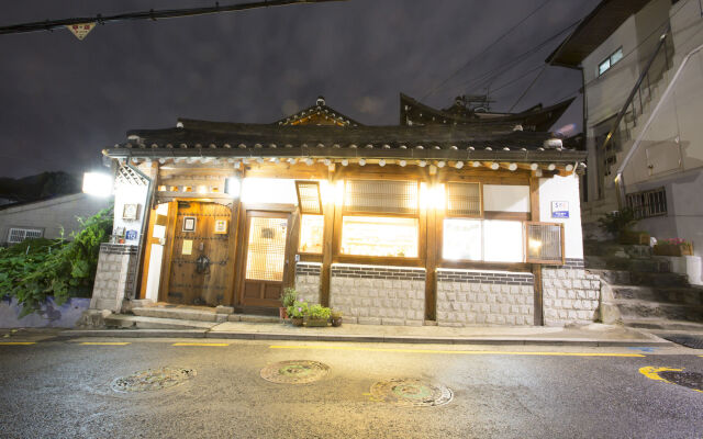 Отель Bukchonmaru Hanok Guesthouse вид на фасад