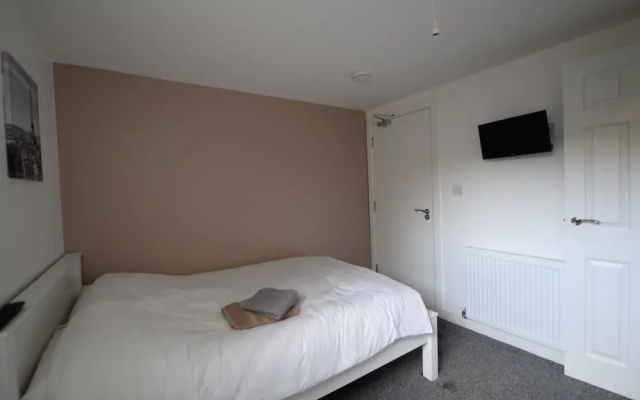 Elegant Holiday Home in Coventry near Lake View Park