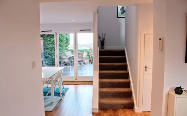 Beautiful Home With Castle Views and Garden and Parking