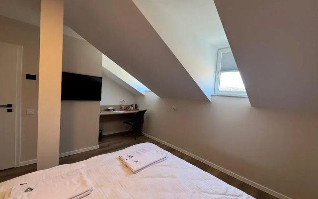 Promenaden Hotel