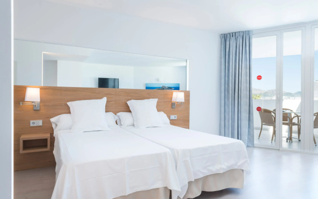 Loft studio with shared pool, near the beach