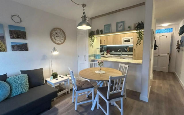Hübsche Ferienwohnung mit 2 Schlafzimmern, Pool und WLAN, Strandnähe