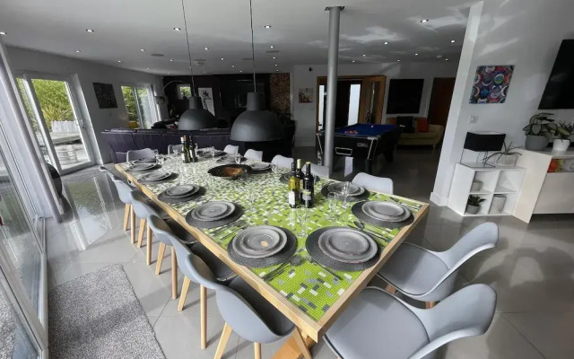 5 Bed House-sleeps 14-hot Tub-bar-garden-parking