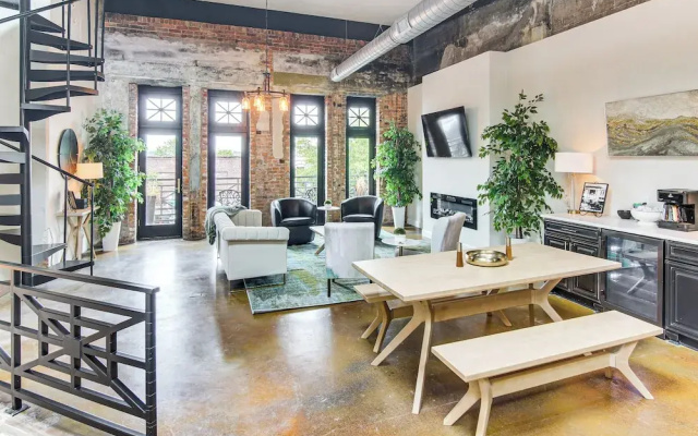 Modern Dtwn Condo w/ Balcony in Hendersonville