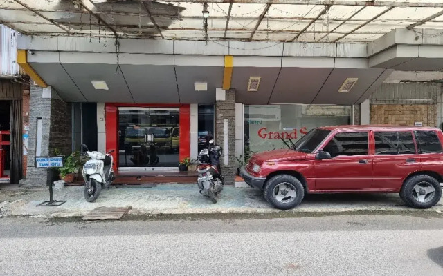 OYO 90952 Hotel Grand Sirao