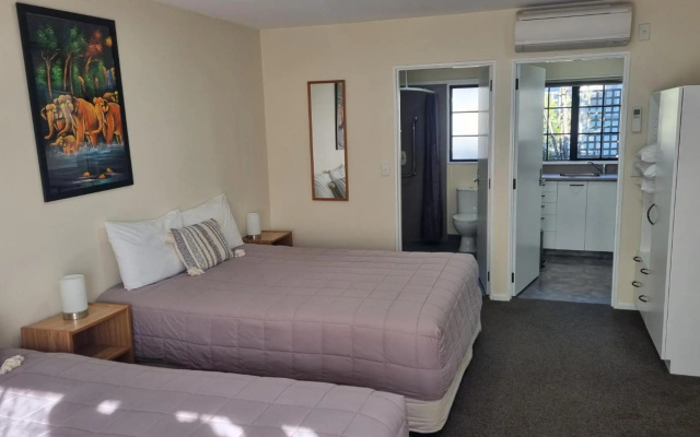 Tudor Lodge Motel