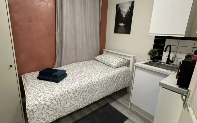 Studio Sleeps 1 Near Acton Park