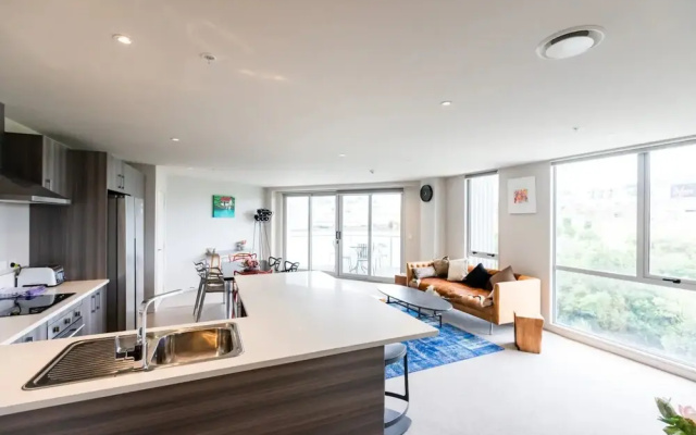 Large Four Bdr Apartment - Walk to Mall/stadium