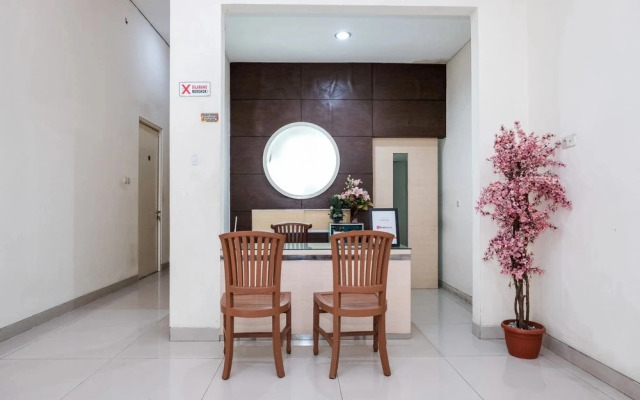 RedDoorz near UNESA Citraland Surabaya