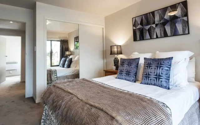 Spacious Lake View Alpine Townhouse Walk TO Town