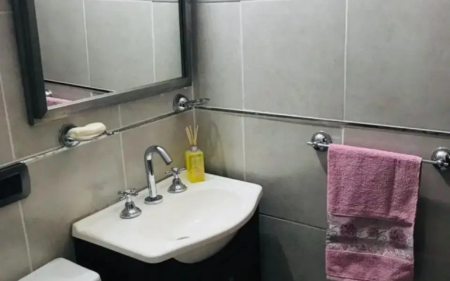 Hermoso apartamento a pasos de BV Pellegrini cochera!