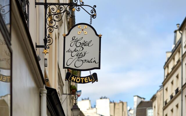 Отель Hôtel du Petit Moulin вид на фасад