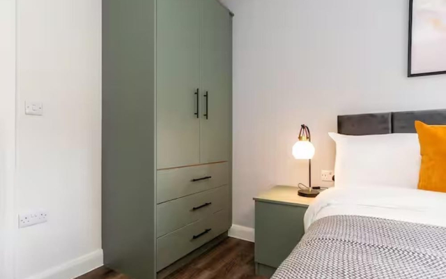 Beautiful 1 Bedroom Apartment Near City Centre