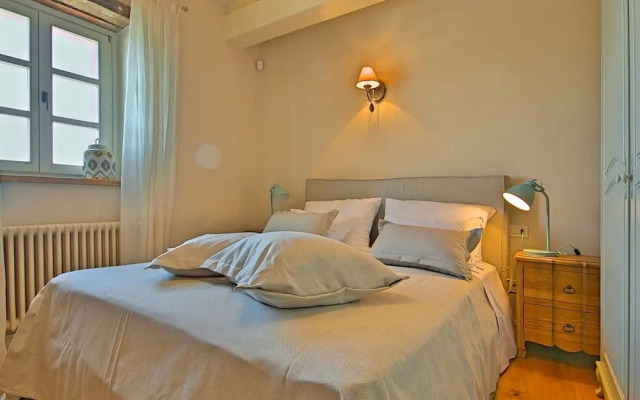 Plushy Villa in Ladici With Pool and Whirlpool
