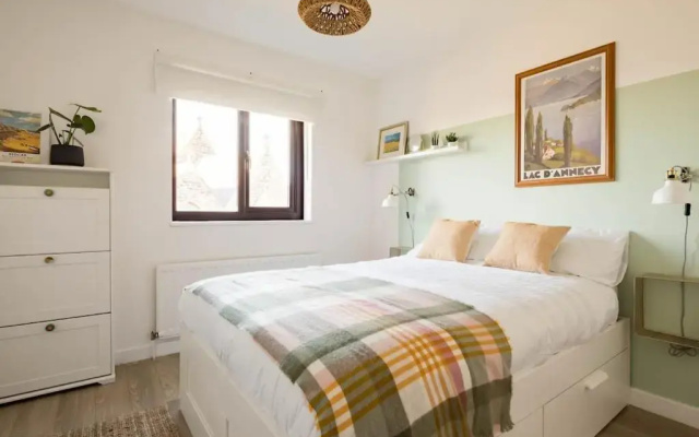 Stylish apartment with balcony, minutes from beach