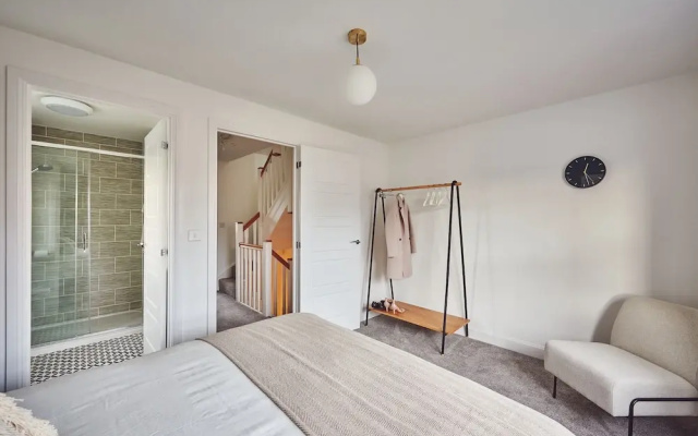 Warwick Serviced Home for 8 walking distance to University