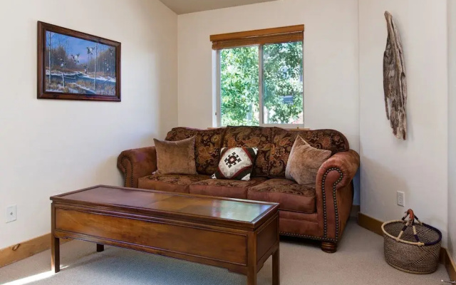 4BR 3.5BA Urban Alpine Home by RedAwning