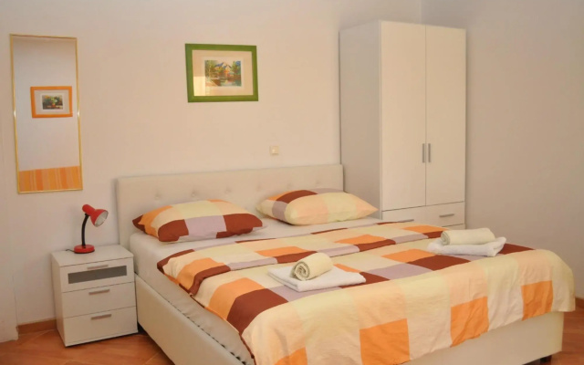 Ivi - big parking and courtyard - SA3(2+2)