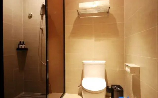 Quanji Hotel (Wuhan Hankou Railway Station Xingye Road Branch)
