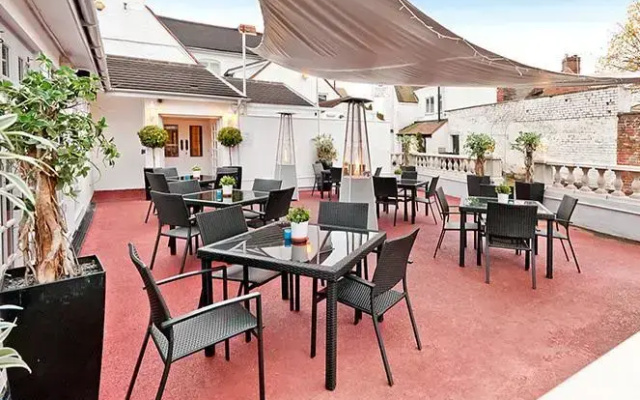 Henris Bar Brasserie and Rooms