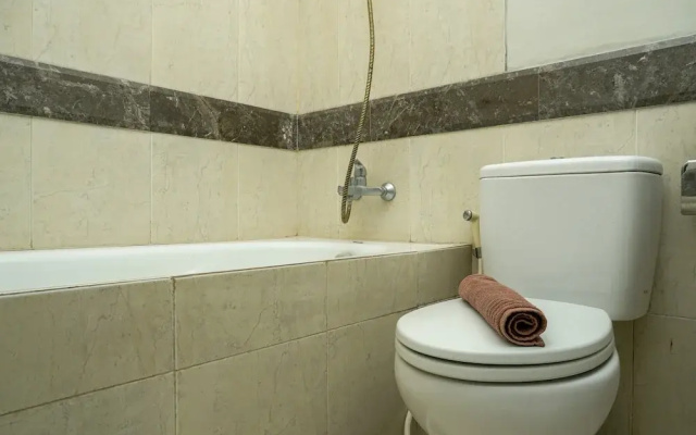 Comfy 1Br At Bellezza Apartment