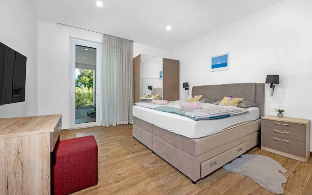 Villa With Pool, Game Room, Garden