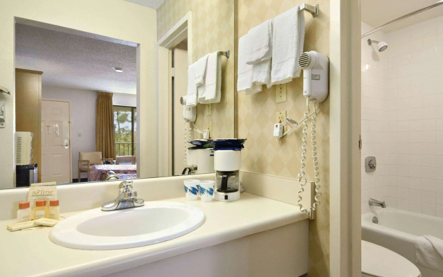 Days Inn & Suites by Wyndham Mobile