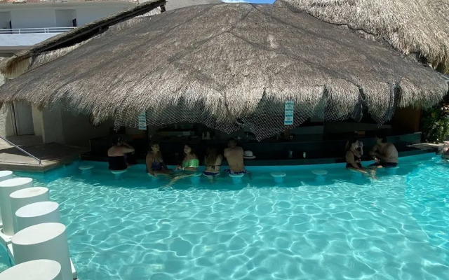 Room in Guest Room - Studio 502 Inside Cancun Resort