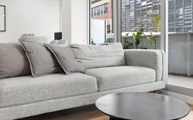 Sleek South Yarra 2-bed With Alfresco Dining