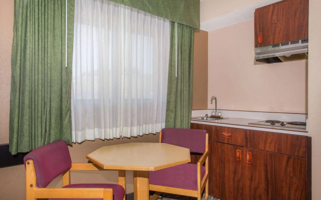 Super 8 by Wyndham Baker City
