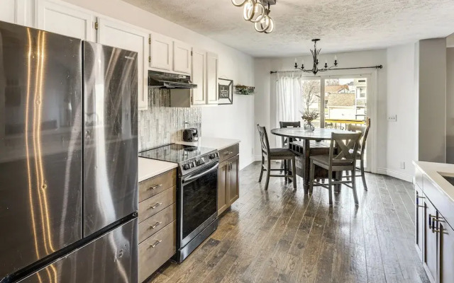 Spacious & Family Friendly! Lincoln Home w/ Deck