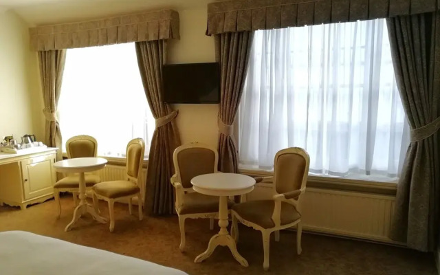 Feathers Hotel, Bar and Restaurant