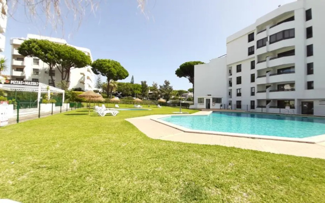 Tenis Golfmar 409A - pool view