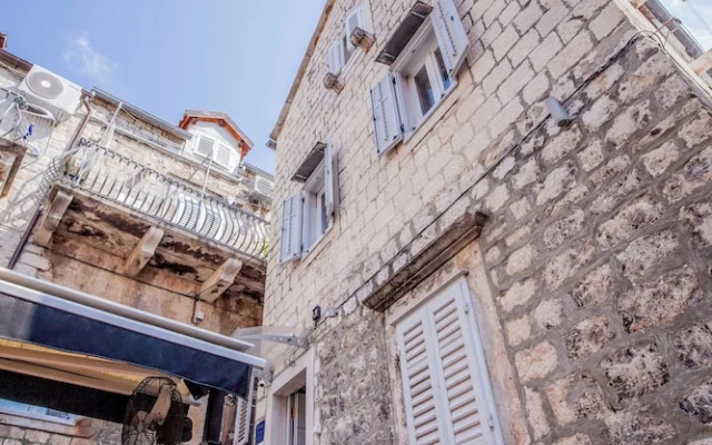 Kira Central Hvar