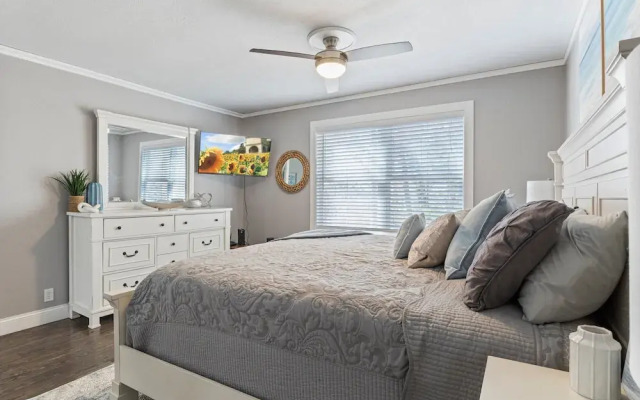 Spacious Home & Lake Access, Lake Views Throughout