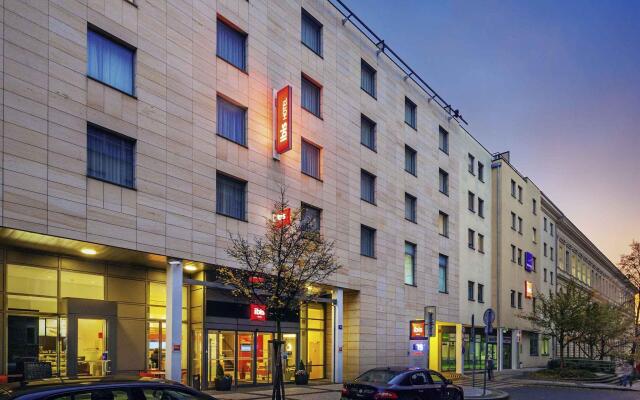 Отель Ibis Wenceslas Square Прага вид на фасад