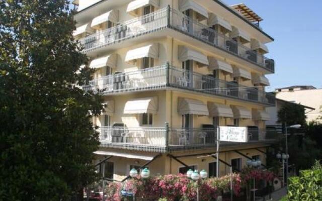 Отель Albergo Vittoria Италия, Римини - отзывы, цены и фото номеров - забронировать отель Albergo Vittoria онлайн вид на фасад