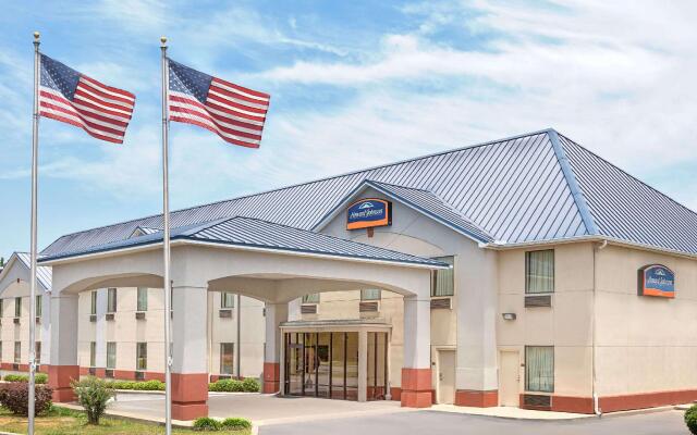 Отель Howard Johnson by Wyndham University of Alabama Tuscaloosa вид на фасад