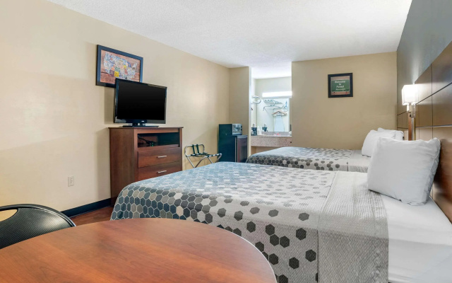 Econo Lodge Inn & Suites Forest