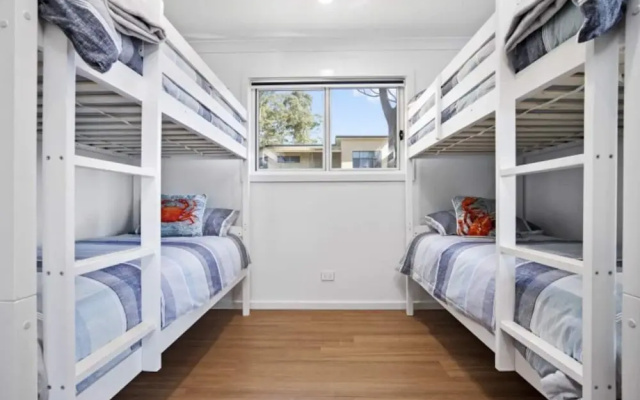 3-bed Coastal Getaway With Direct Beach Access